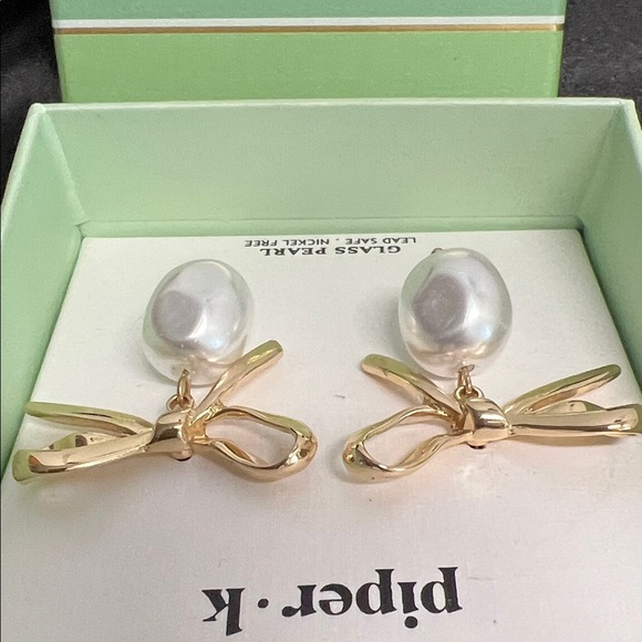 Piper K | Bow Pearl Earrings ✨ - Picture 5 of 6